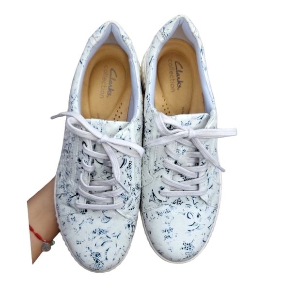 Clarks Collection Caroline Ella Leather Metallic Floral Sneakers  Size 8.5 Wide - Picture 2 of 9